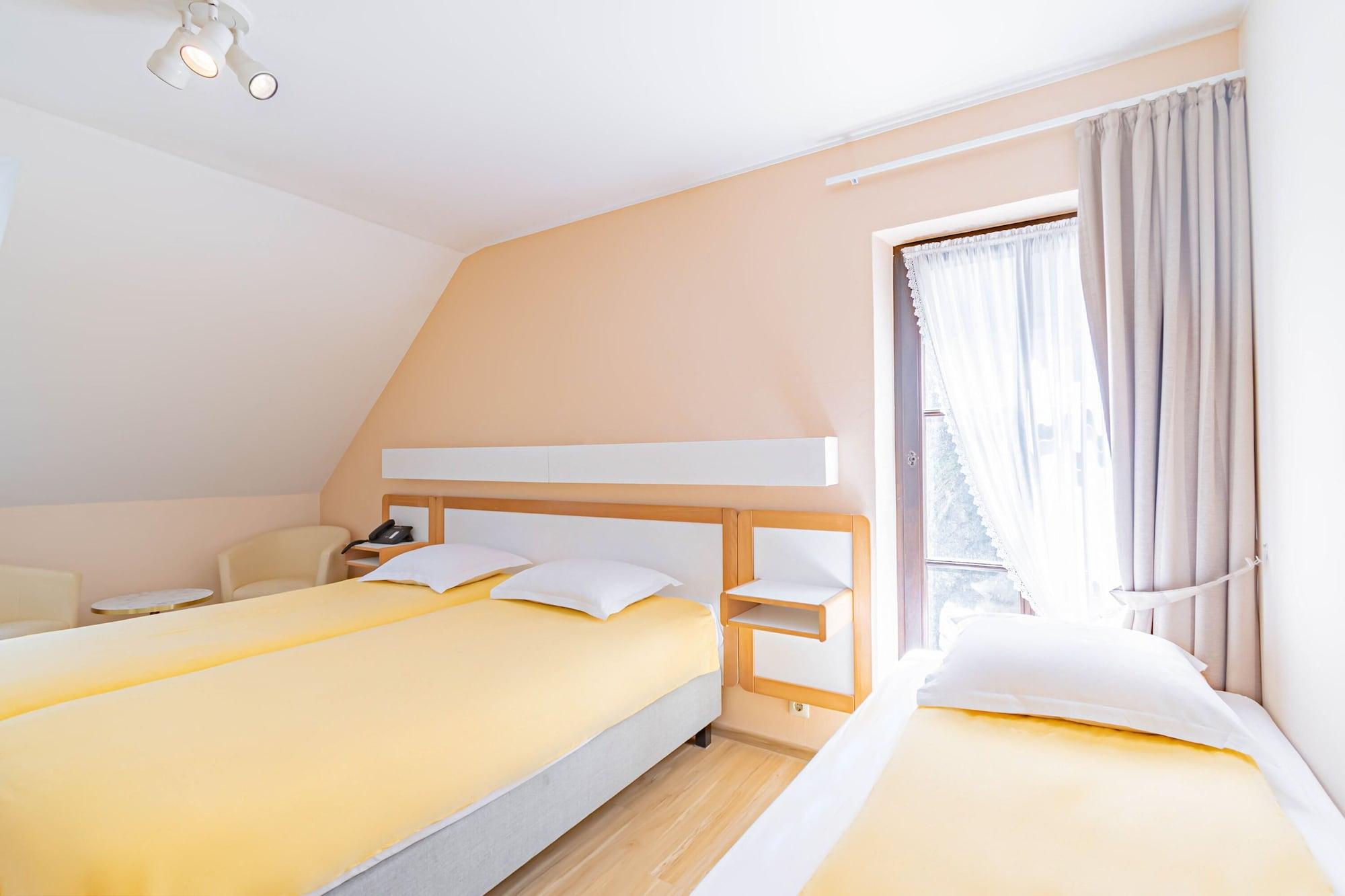 Hotel Le Postillon Esch-sur-Sure Exterior photo